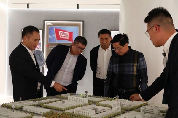 南康区委书记何善锦一行莅临A家总部参观指导工作