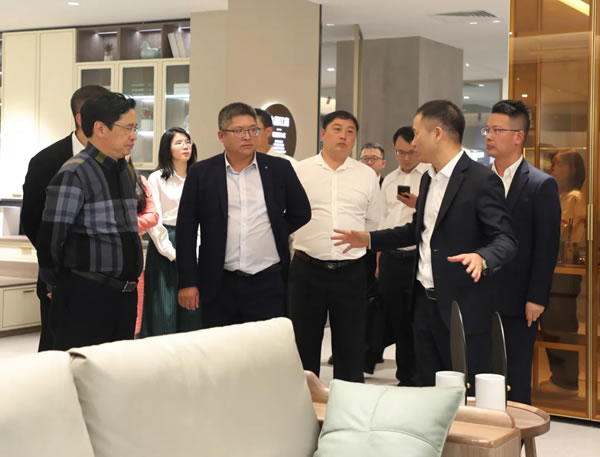 南康区委书记何善锦一行莅临A家总部参观指导工作